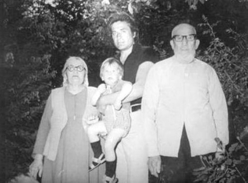 Ünlü isimlerin hiçbir yerde görmediğiniz aile albümleri... A24