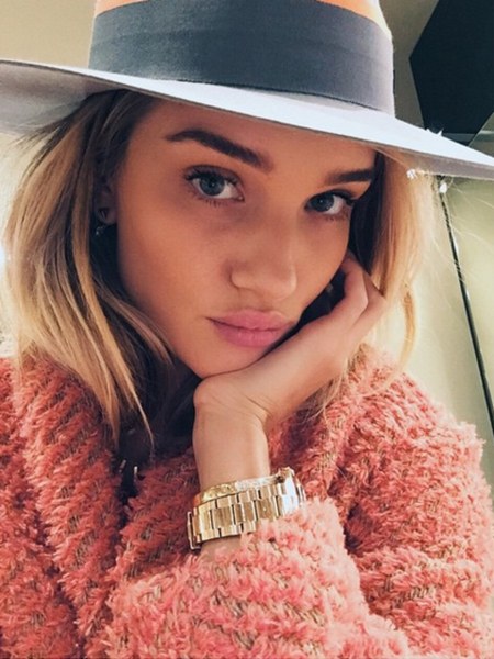 Ünlü isimlerde SELFIE çeker! Selfie çektirmek için estetik yapan ünlü isimler! A24