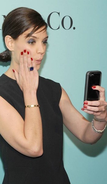 Ünlü isimlerde SELFIE çeker! Selfie çektirmek için estetik yapan ünlü isimler! A24