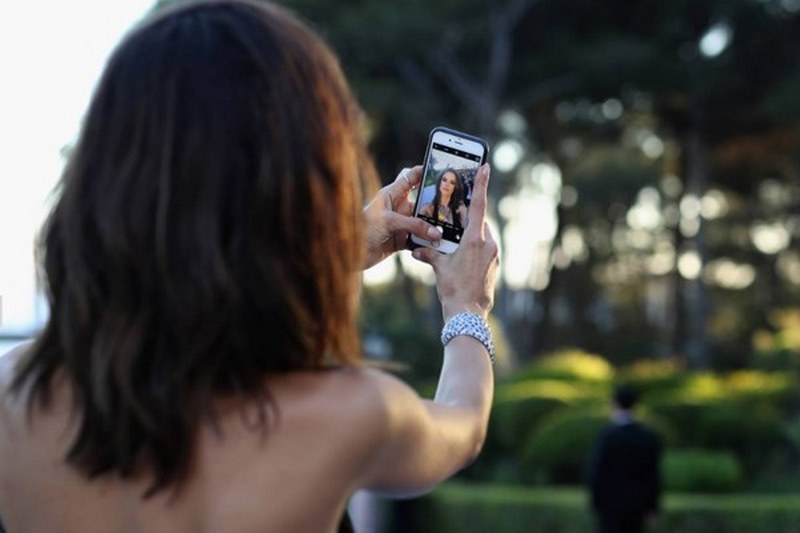 Ünlü isimlerde SELFIE çeker! Selfie çektirmek için estetik yapan ünlü isimler! A24