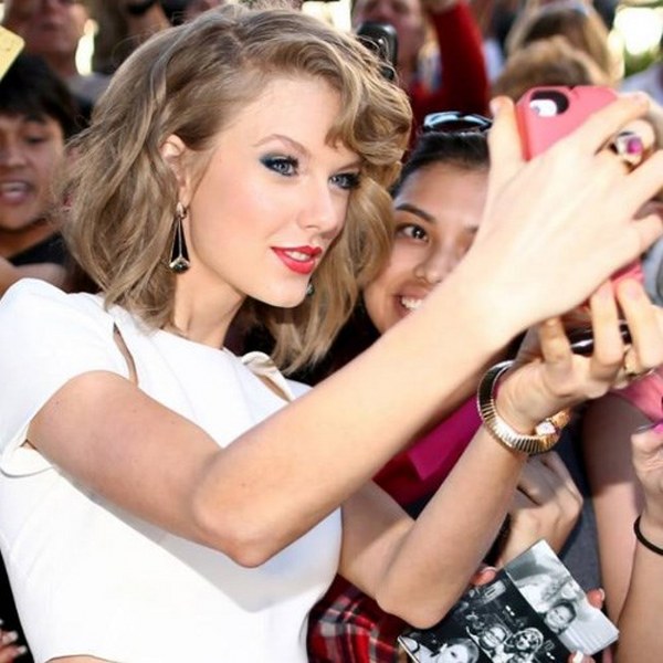 Ünlü isimlerde SELFIE çeker! Selfie çektirmek için estetik yapan ünlü isimler! A24