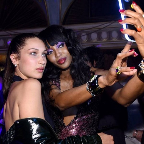 Ünlü isimlerde SELFIE çeker! Selfie çektirmek için estetik yapan ünlü isimler! A24