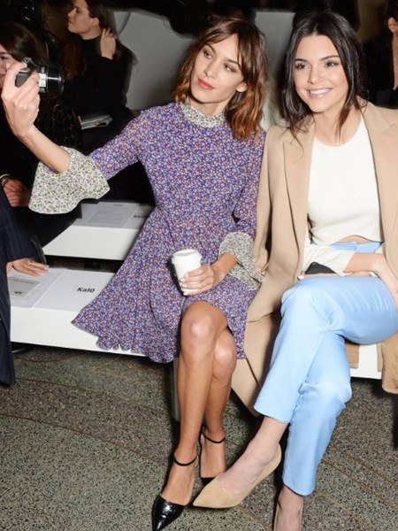 Ünlü isimlerde SELFIE çeker! Selfie çektirmek için estetik yapan ünlü isimler! A24