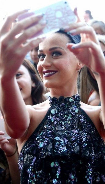 Ünlü isimlerde SELFIE çeker! Selfie çektirmek için estetik yapan ünlü isimler! A24