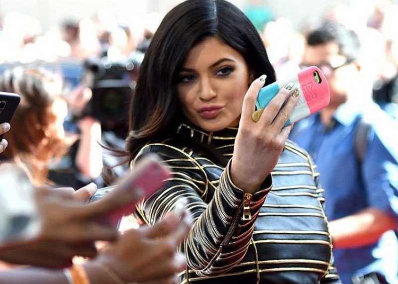 Ünlü isimlerde SELFIE çeker! Selfie çektirmek için estetik yapan ünlü isimler! A24