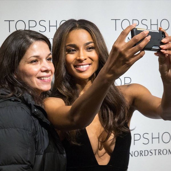 Ünlü isimlerde SELFIE çeker! Selfie çektirmek için estetik yapan ünlü isimler! A24