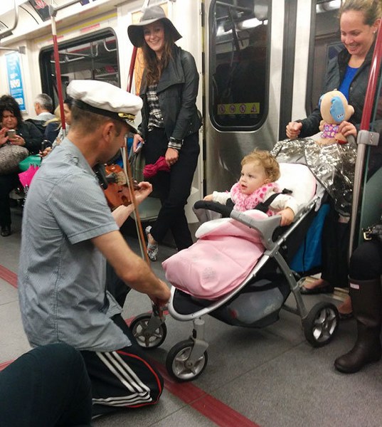 Dünya metrolarında çekilmiş en tuhaf insanların fotoğrafları... A24