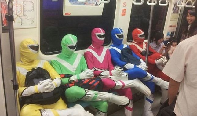 Dünya metrolarında çekilmiş en tuhaf insanların fotoğrafları...