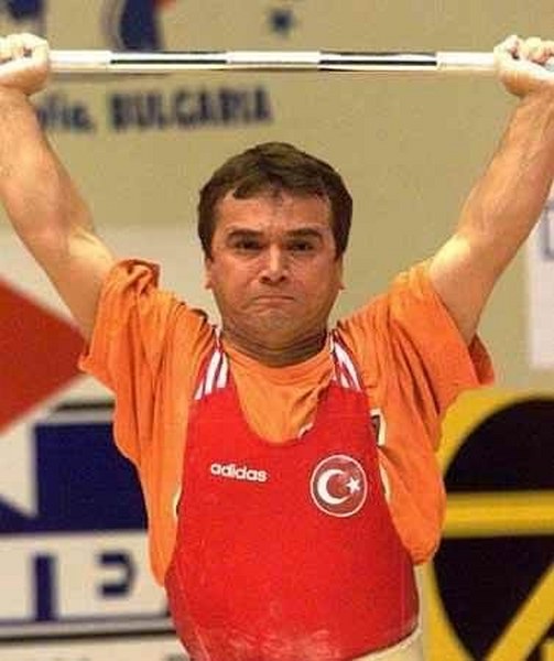 Naim Süleymanoğlu hayatını kaybetti. Naim Süleymanoğlu kimdir? A24