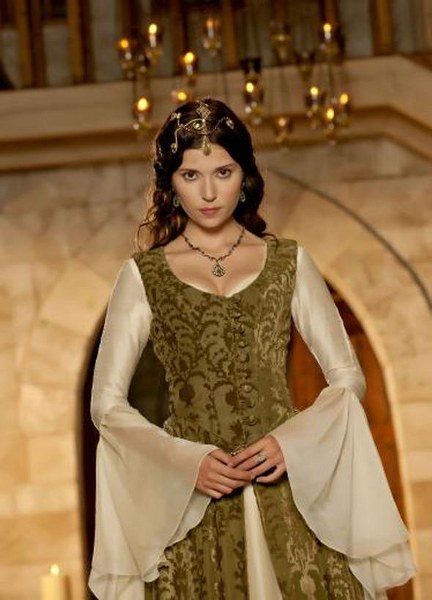 Ünlü kadın oyuncuların boyları kaç? En uzun Bergüzar... En kısa Seren... A24