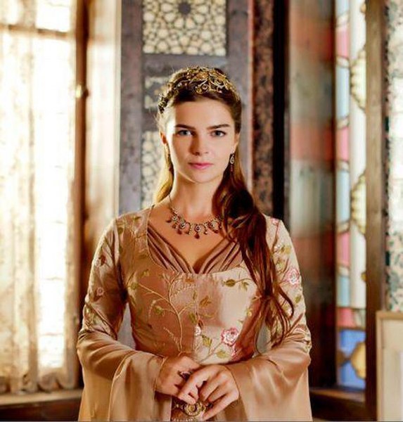 Ünlü kadın oyuncuların boyları kaç? En uzun Bergüzar... En kısa Seren... A24