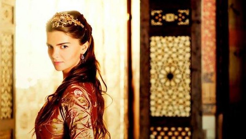 Ünlü kadın oyuncuların boyları kaç? En uzun Bergüzar... En kısa Seren... A24