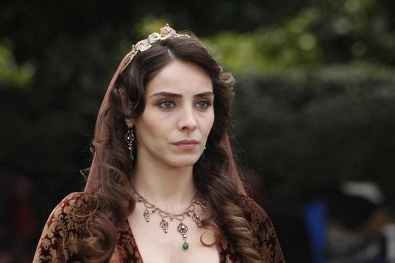 Ünlü kadın oyuncuların boyları kaç? En uzun Bergüzar... En kısa Seren... A24