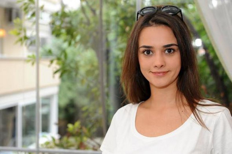 Ünlü kadın oyuncuların boyları kaç? En uzun Bergüzar... En kısa Seren... A24