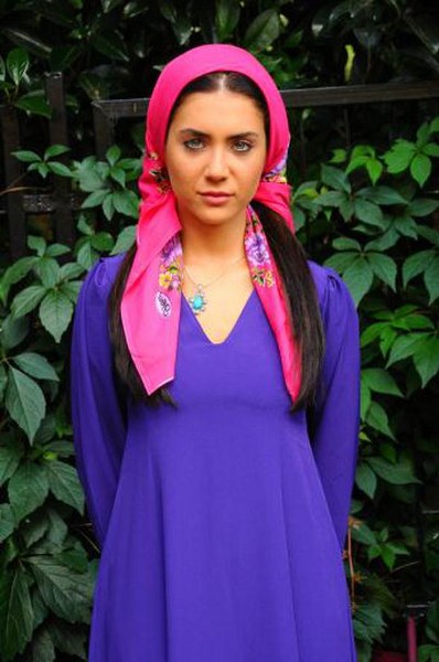 Ünlü kadın oyuncuların boyları kaç? En uzun Bergüzar... En kısa Seren... A24