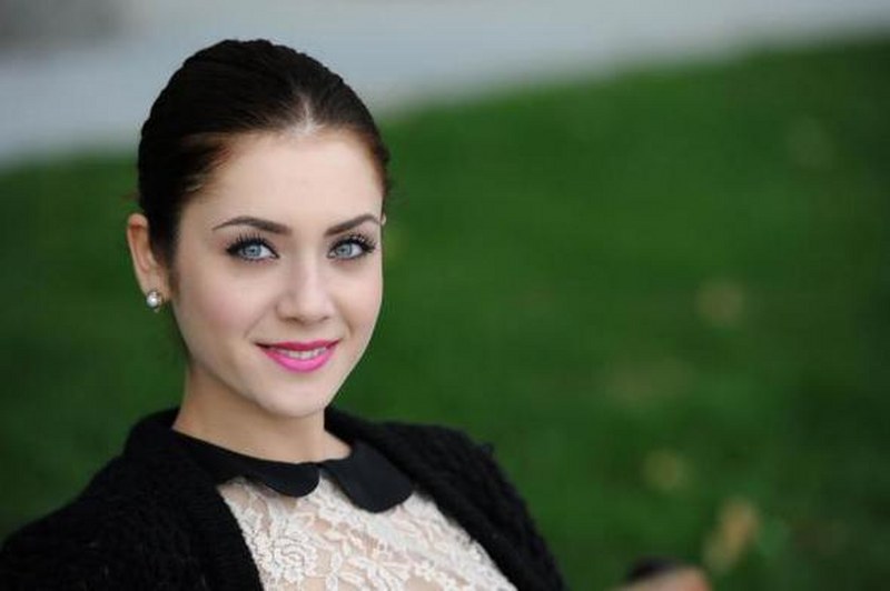 Ünlü kadın oyuncuların boyları kaç? En uzun Bergüzar... En kısa Seren... A24