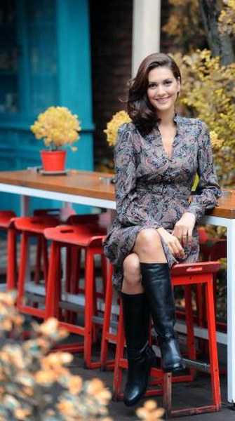 Ünlü kadın oyuncuların boyları kaç? En uzun Bergüzar... En kısa Seren... A24