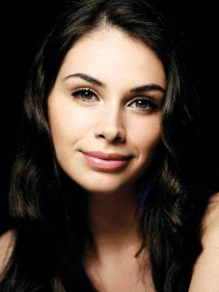 Ünlü kadın oyuncuların boyları kaç? En uzun Bergüzar... En kısa Seren... A24