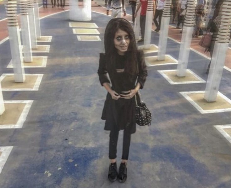 Dünya gündemine oturan Instagram fenomeni genç kadın makyaj yaparak mı böyle görünüyor? A24