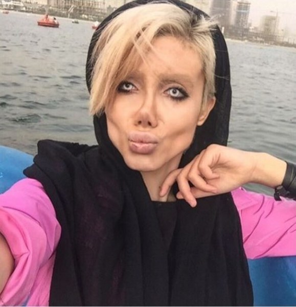 Dünya gündemine oturan Instagram fenomeni genç kadın makyaj yaparak mı böyle görünüyor? A24