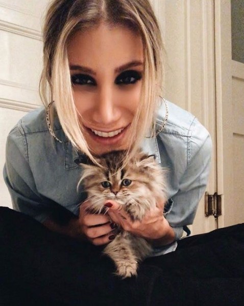 Ünlü isimler ve hayatlarının vazgeçilmez evcil dostları A24