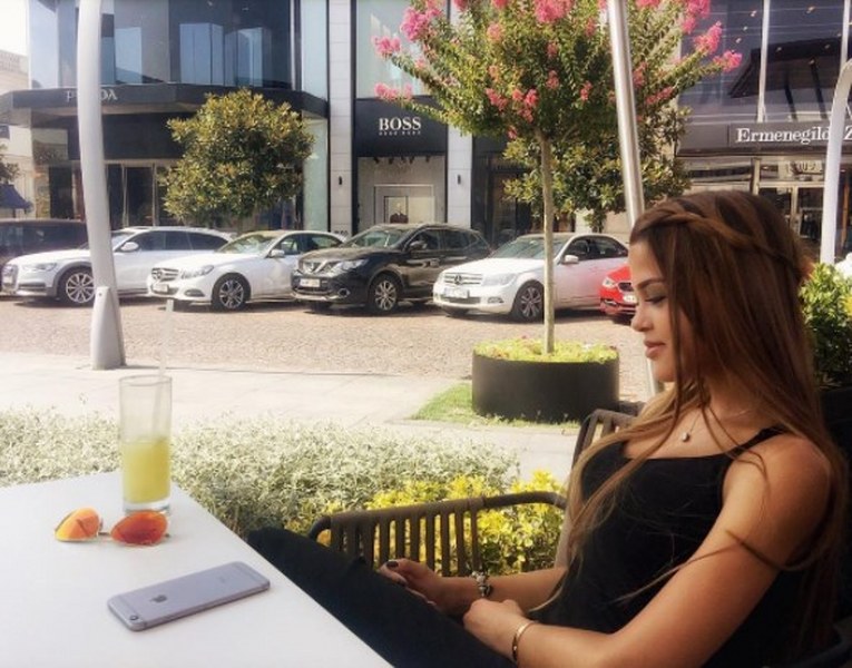 Aslıhan Karalar Best Model of the World oldu A24