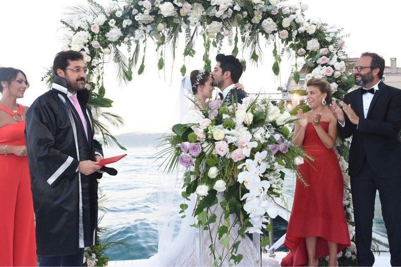 Dün gece Özge Gürelin gelinliği çok konuşuldu Dün gece Özge Gürelin gelinliği çok konuşuldu