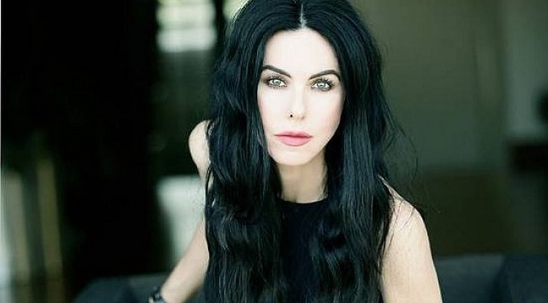 İstanbullu Gelin dizisinde Defne Samyeli’nin etek şovunu gördünüz mü? A24