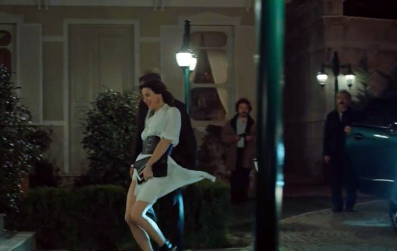 İstanbullu Gelin dizisinde Defne Samyeli’nin etek şovunu gördünüz mü? A24