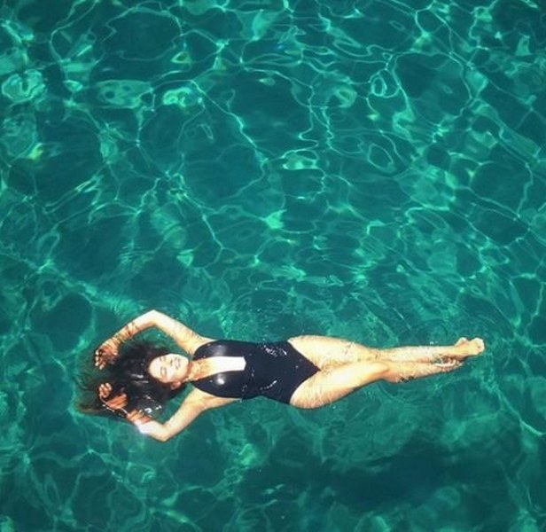 Ezgi Mola yaptığı canlı yayında fiziğine gelen eleştirilere isyan etti! A24