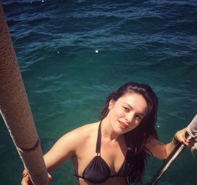 Ezgi Mola yaptığı canlı yayında fiziğine gelen eleştirilere isyan etti! A24