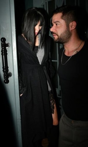 Boşanma süreci sonrasında bir türlü kendine gelemeyen ünlü oyuncu ilk defa gecelerde boy gösterdi... A24