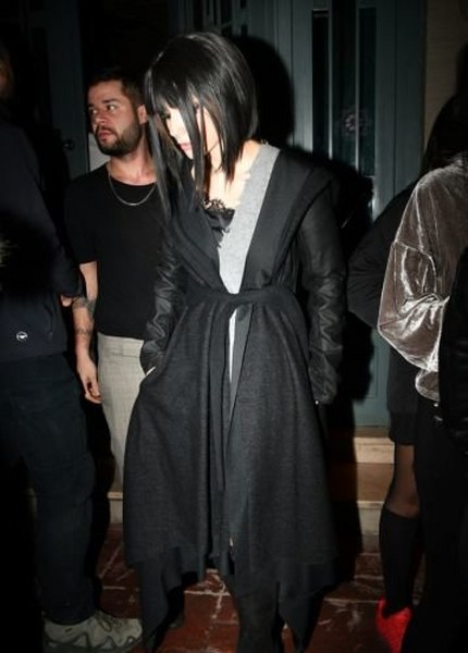 Boşanma süreci sonrasında bir türlü kendine gelemeyen ünlü oyuncu ilk defa gecelerde boy gösterdi... A24