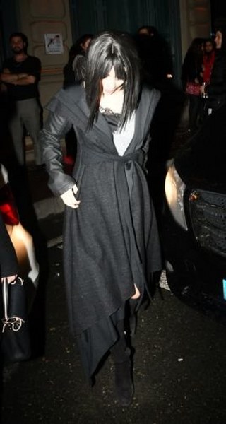 Boşanma süreci sonrasında bir türlü kendine gelemeyen ünlü oyuncu ilk defa gecelerde boy gösterdi... A24