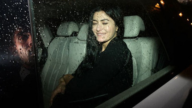 Deniz çakır fazla alkol alınca ayakta duramadı! A24