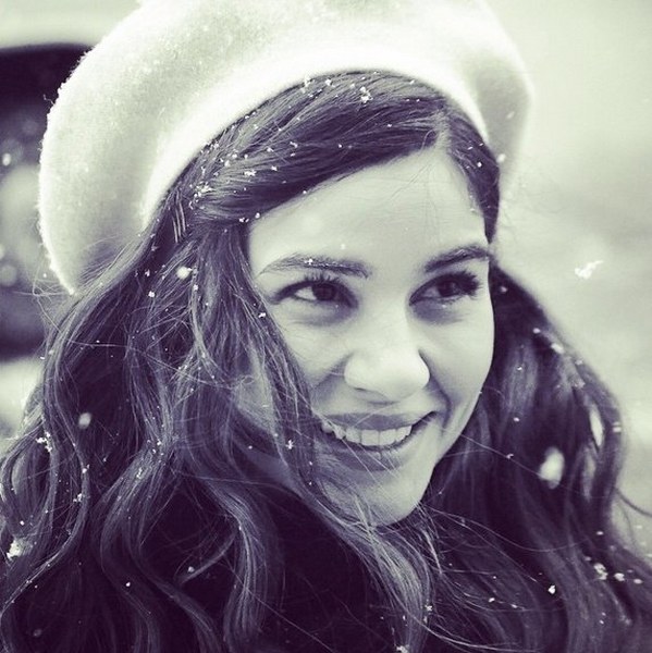 Kamera arkasında set çalışanıydı, öyle azmetti ki şimdi oyuncu! İşte Zeynep Çamcı’nın az bilinen hikayesi… A24