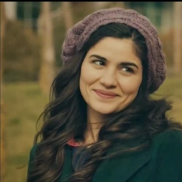 Kamera arkasında set çalışanıydı, öyle azmetti ki şimdi oyuncu! İşte Zeynep Çamcı’nın az bilinen hikayesi… A24