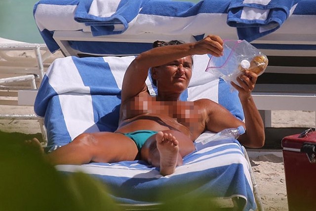 Eda Taşpınar Miami'de üstsüz güneşlendi - Eda Taşpınar çıplak sansürsüz A24