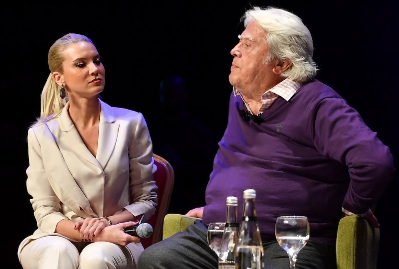 Cüneyt Arkın'ın sahnede zor anları! A24