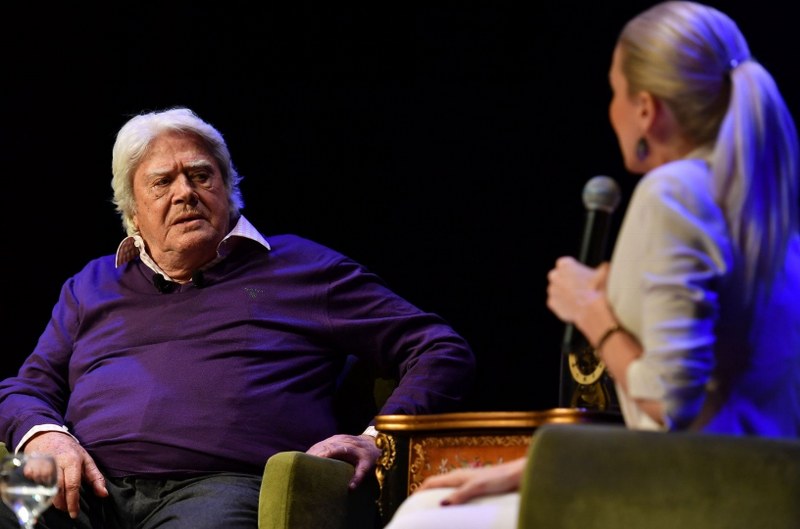 Cüneyt Arkın'ın sahnede zor anları! A24