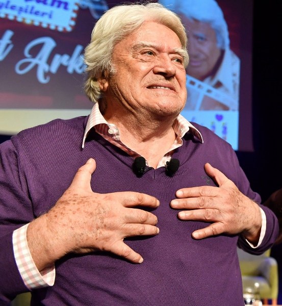 Cüneyt Arkın'ın sahnede zor anları! A24