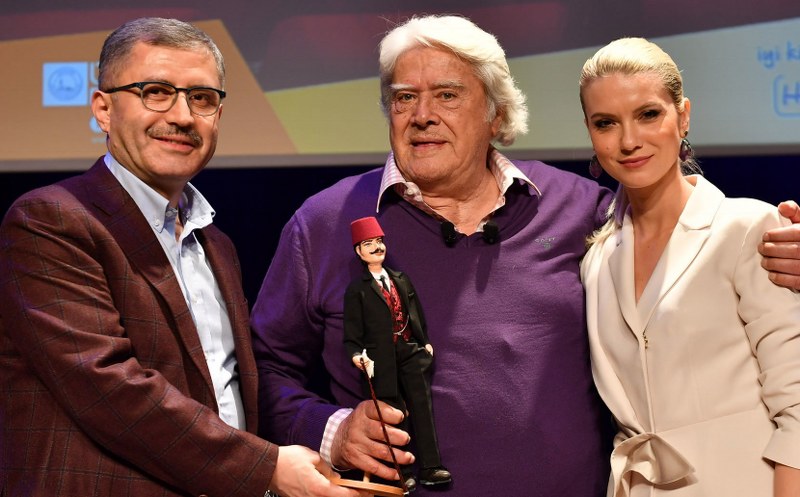 Cüneyt Arkın'ın sahnede zor anları! A24