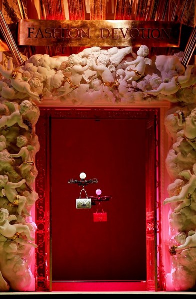 Milano Moda Haftası'nda defile açılışını Drone'lar yaptı A24