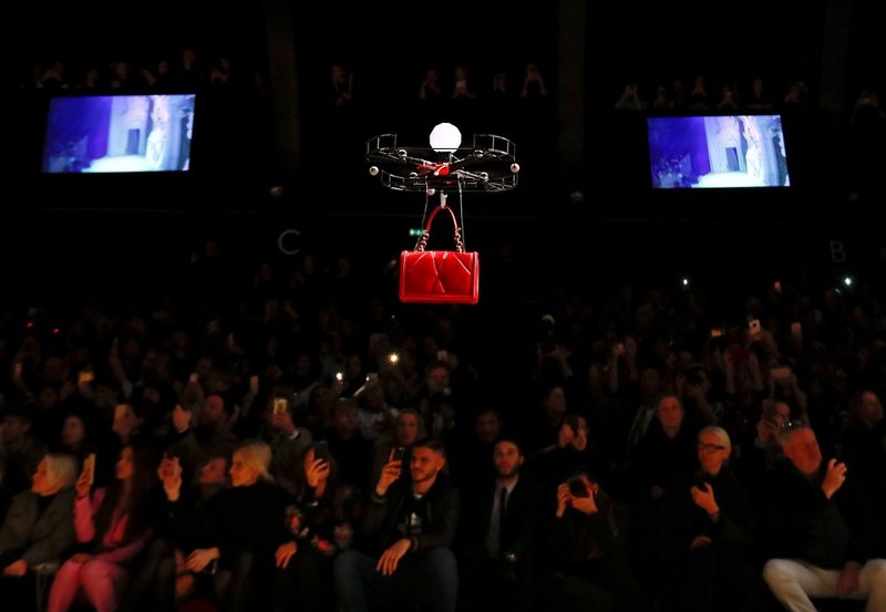 Milano Moda Haftası'nda defile açılışını Drone'lar yaptı A24