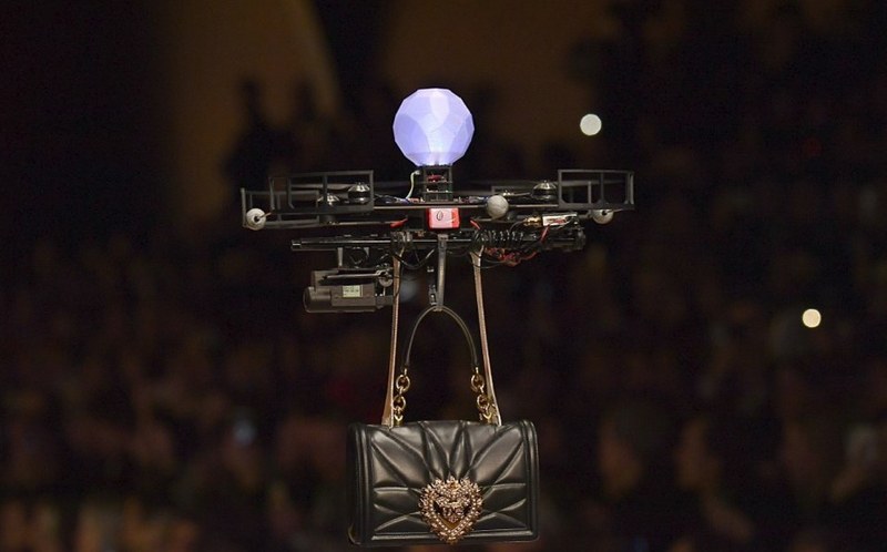 Milano Moda Haftası'nda defile açılışını Drone'lar yaptı A24