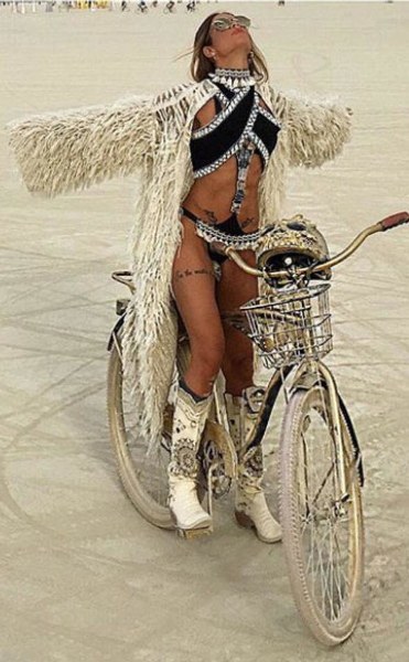 Türkiye'nin Instagram kraliçesi: Eliz Sakuçoğlu A24