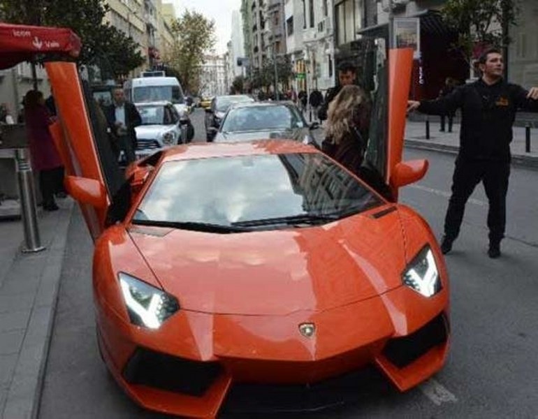 Yağmur Sarıoğlu'nun Lamborghini'si artık düğün arabası! A24