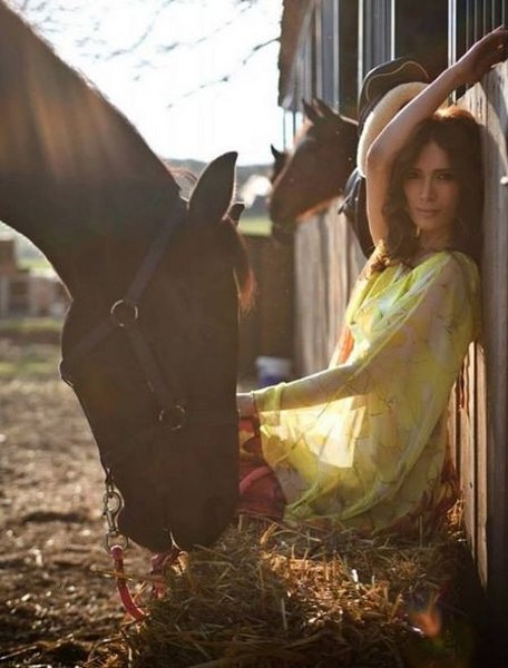 Mutlu çift Fulya Sever ve Nihat Kahveci'nin fotoğraflanma paniği (Fulya Sever kimdir?) A24