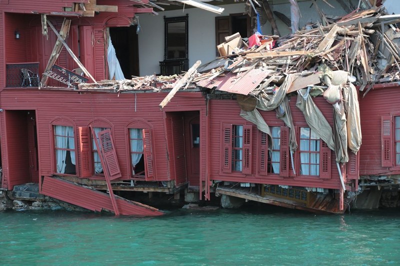 Hekimbaşı Salih Efendi Yalısı'na çarpan geminin mürettebatı kazayı anlattı A24