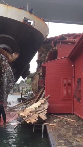 Hekimbaşı Salih Efendi Yalısı'na çarpan geminin mürettebatı kazayı anlattı A24